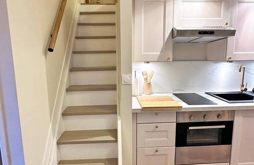 Old Town Apartment | NEW! Chic Oasis Apt, with AC, Heart of Nice, Family Friendly, 5min to Beach!