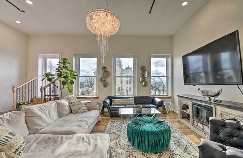 Granbury Condo | NEW! Chic Oz Condo w/ Balcony on Granbury Square!