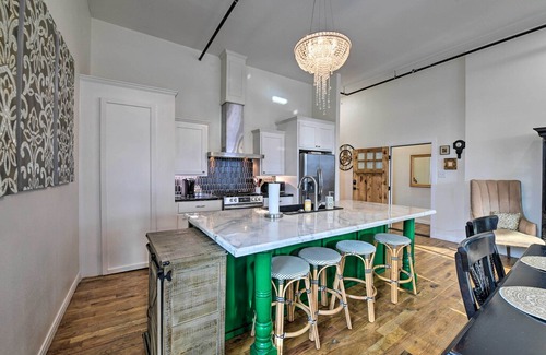 Granbury Condo | NEW! Chic Oz Condo w/ Balcony on Granbury Square!