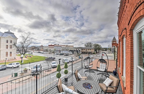 Granbury Condo | NEW! Chic Oz Condo w/ Balcony on Granbury Square!