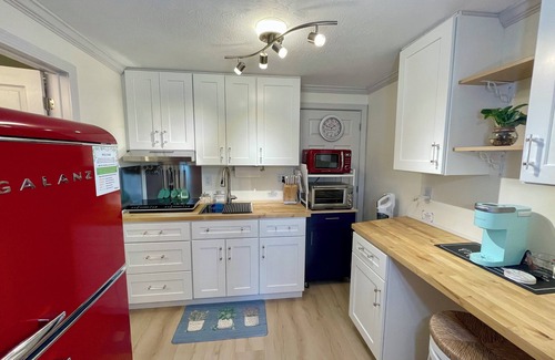 Ogunquit Condo | NEW! Classy Ogunquit Studio! Kitchen, Walkable to everything! In/Outdoor Pools.