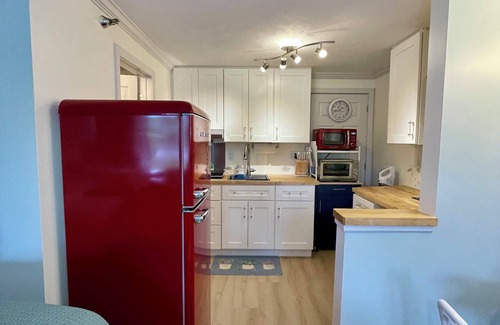 Ogunquit Condo | NEW! Classy Ogunquit Studio! Kitchen, Walkable to everything! In/Outdoor Pools.