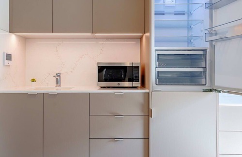 West Los Angeles Apartment | NEW Coliving Suite, w Full Bedroom UCLA area