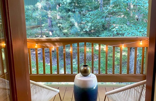 Ellijay Ski Chalet | New! Colorful, Light-Filled Cabin in Ellijay w/Fire Pit