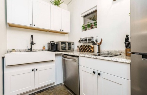 Veterans Park Apartment | *New* Comfortable Studio*Walk to River/Park/Coffee