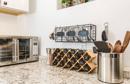 Veterans Park Apartment | *New* Comfortable Studio*Walk to River/Park/Coffee