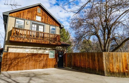 Veterans Park Apartment | *New* Comfortable Studio*Walk to River/Park/Coffee
