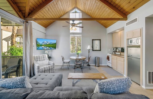 Indian Wells Condo | New, Comfy Studio with Mountain and Pool Views, Indian Wells Retreat!
