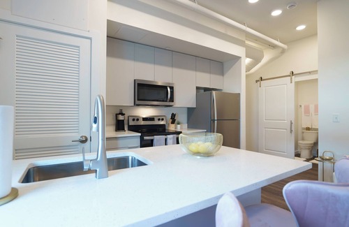 Uptown District Hotel | New Condo Downtown Sleeps 4
