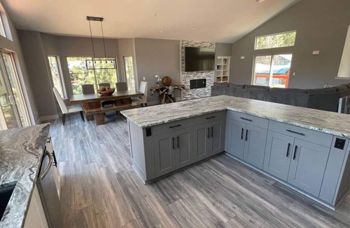 Christmas Valley Cabin | *New Construction*King Bed*3 Car Garage*Bathtub*