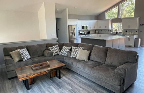 Christmas Valley Cabin | *New Construction*King Bed*3 Car Garage*Bathtub*