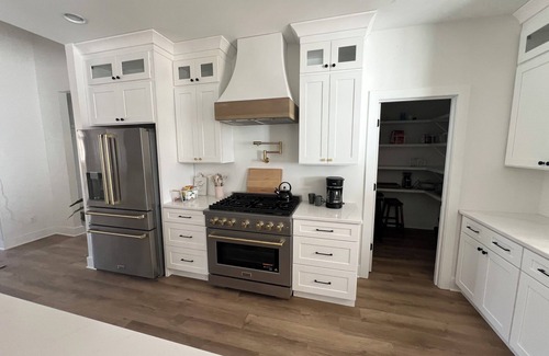 Kendall House | New Construction 4-bedroom Modern Farmhouse house in charming Kalamazoo w/WiFi