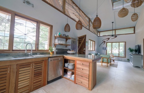 Puerto Viejo de Talamanca House | NEW Construction! AC Fiber Private Pool Walk to Beach!