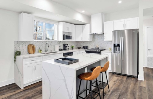 Historic Filipinotown House | New Construction Elegantly furnished near Downtown & Hollywood