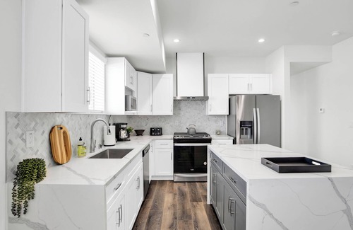 Historic Filipinotown House | New Construction Elegantly furnished near Downtown & Hollywood
