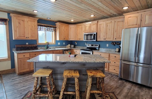 Island Park Cabin | New construction, hot tub, 12 miles to Yellowstone, WiFi, AC, firepit,
