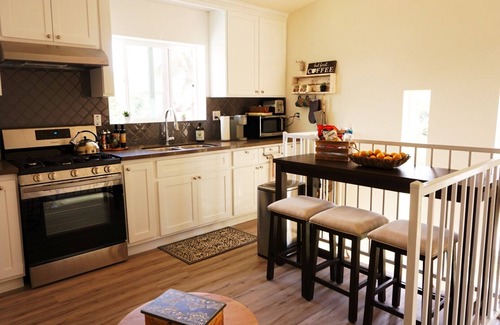 Harbor Apartment | *NEW CONSTRUCTION* Sun Splashed 2b King bed w/pool by LAX, beaches, Disneyland.
