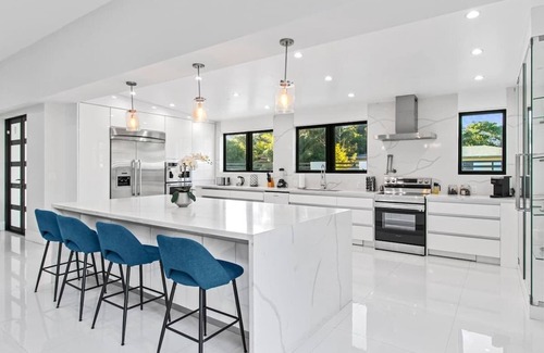 Golden Glades House | New Construction Villa/Top Location/Jacuzzi/Bkb CT