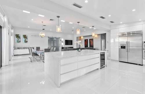 Golden Glades House | New Construction Villa/Top Location/Jacuzzi/Bkb CT