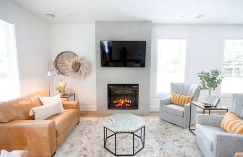 Broken Arrow Cottage | New Construction, walking distance to shops an restaurants in the Rose District!