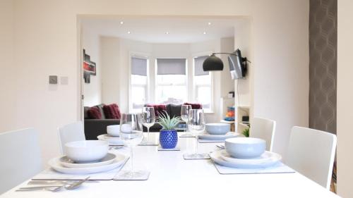 Luton Apartment | New Contractor House & M1 Access & LLA & Dunstable