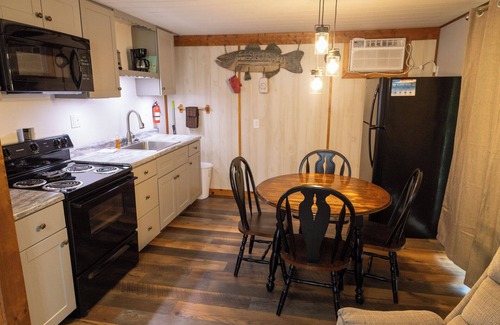 Benton Apartment | New Cottage 5 at the King Creek Lodge and Marina