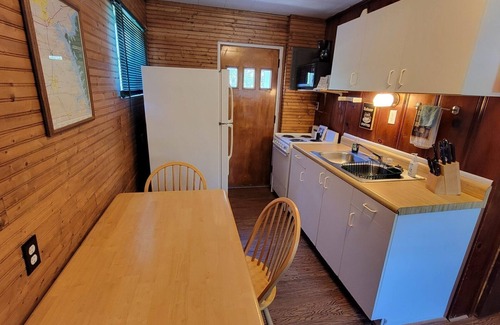 Benton Apartment | New Cottage 6 at the King Creek Lodge and Marina