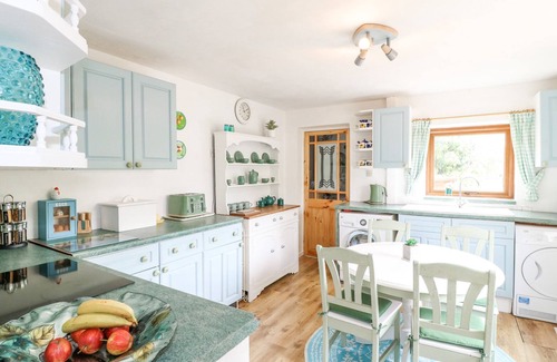 Youlgreave Cottage | NEW COTTAGE, pet friendly, with a garden in Youlgreave