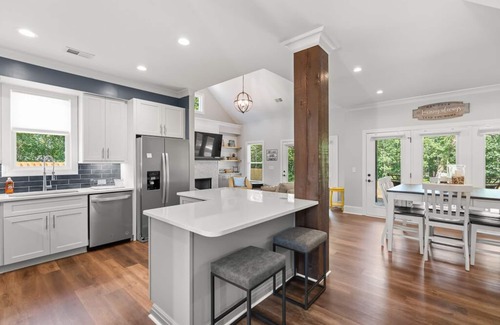High Point Cottage | New Country Cottage, 3BR 2.5 BA, Ensuite Master on Main, Relax Rewind Repeat