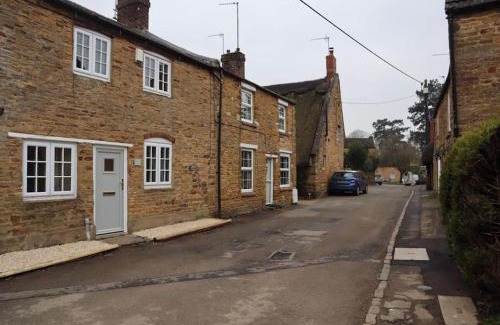 Northampton House | NEW Country Cottage with log fire & parking