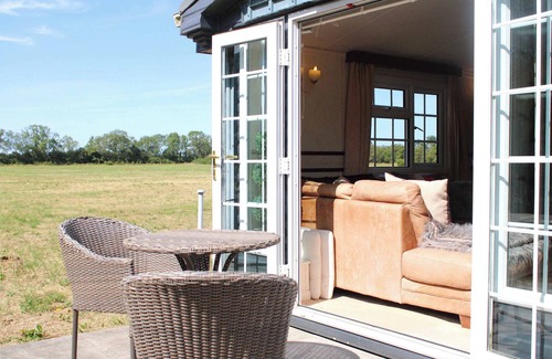Holton Le Clay Cabin | NEW Couples Hideaway | Puppy Lounge & Horse Views