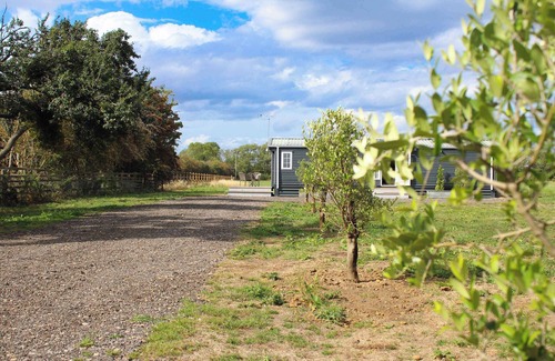 Holton Le Clay Cabin | NEW Couples Hideaway | Puppy Lounge & Horse Views