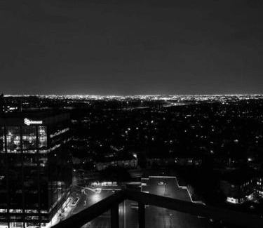 Downtown Mississauga Apartment | New Cozy 2bed 2bath Condo