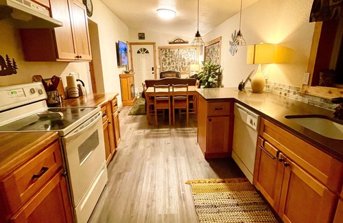 Paradise Estates Cabin | New cozy 2Br/2Bath cabin near Mount Rainier!