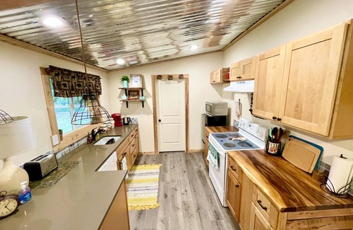 Paradise Estates Cabin | New cozy 2Br/2Bath cabin near Mount Rainier!