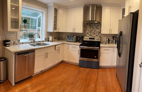 Highline House | New cozy 5BR vacation home with AC near Airport & downtown Seattle