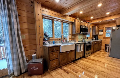 Twin Mountain Cabin | New Cozy and Private Log Cabin minutes from Bretton Woods, Cannon, Bethlehem. Pet friendly!