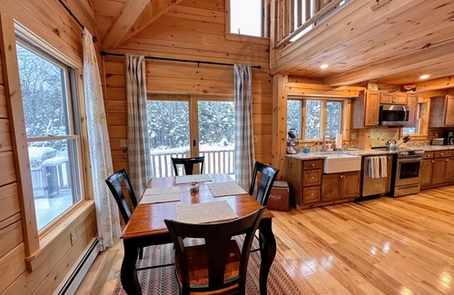 Twin Mountain Cabin | New Cozy and Private Log Cabin minutes from Bretton Woods, Cannon, Bethlehem. Pet friendly!