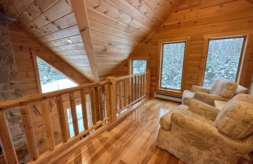 Twin Mountain Cabin | New Cozy and Private Log Cabin minutes from Bretton Woods, Cannon, Bethlehem. Pet friendly!