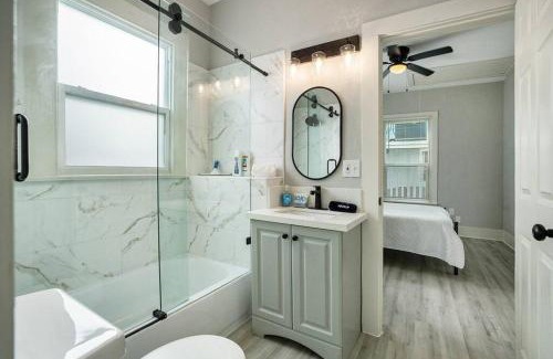 Galveston House | NEW! Cozy Beach Haven - 2-Bed - Beach - Downtown