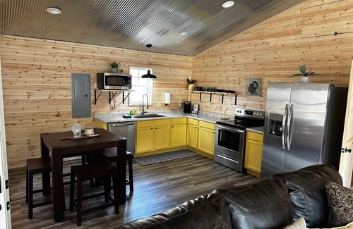 Fort Payne Cabin | New, cozy cabin in the woods with hot tub! Centrally located!