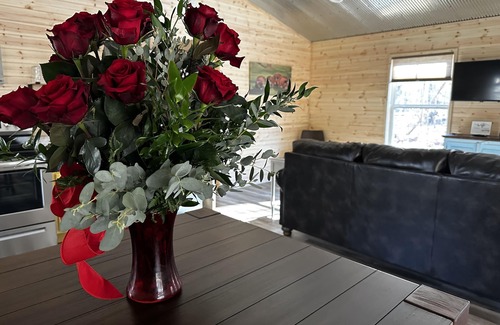 Fort Payne Cabin | New, cozy cabin in the woods with hot tub! Centrally located!