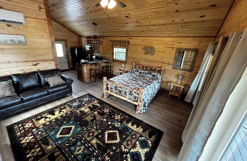 Stanley Cabin | NEW Cozy Couples Log Cabin #7 LURAY Hot Tub Stone Fireplace Mountain Views