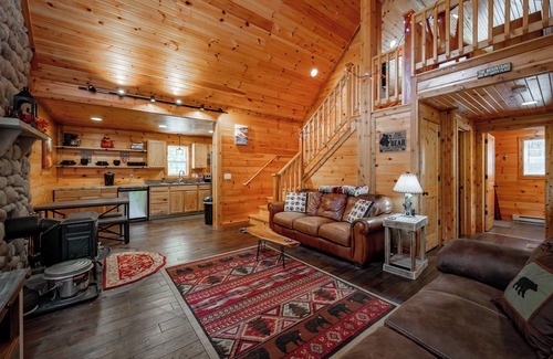 McHenry Cabin | New! Cozy Cub Cabin: Lake Area, Dogs Ok, Hot Tub, Fire Pit!
