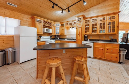McHenry House | New! Cozy Dog Friendly Retreat w/Hot Tub & Views