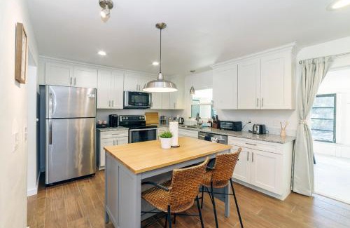 Crystal River House | NEW Cozy House 5 Min Three Sisters Springs
