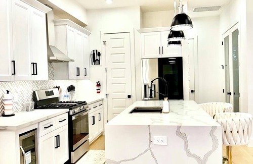 East Downtown Houston House | New Cozy Lux 4 Bdr, steps from Downtown Houston