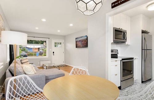 Shoreline House | NEW Cozy NE Seattle/Shoreline Updated Home | Fiber Wifi & Fenced Yard | 16min→DT