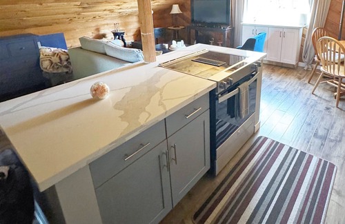 Westgate Apartment | New! Cozy & Private Detached Studio in Edmonds
