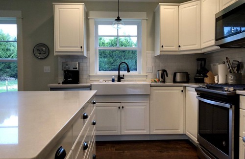 Skamokawa House | New creek-side home in the country with modern amenities